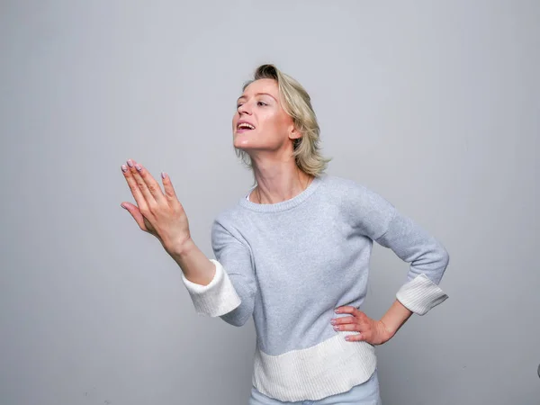 Mujer agresiva en el estudio . — Foto de Stock