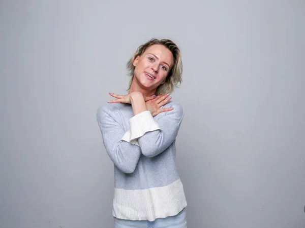 Mujer agresiva en el estudio . — Foto de Stock