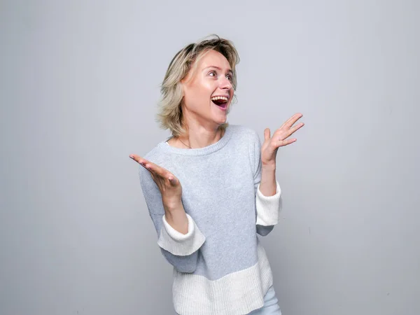 Mujer sorprendida en el estudio . — Foto de Stock