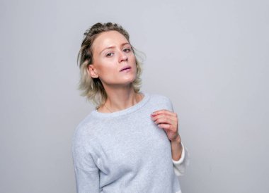 Studio üzgün sarışın kadın.