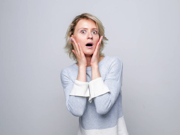 Шокированная женщина в студии
.