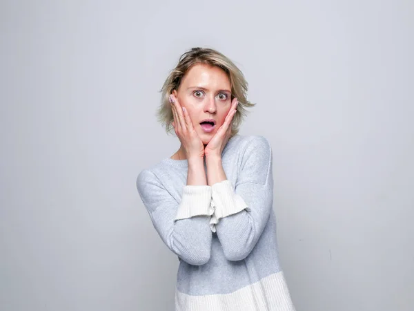 Geschokt vrouw in studio. — Stockfoto