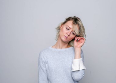 Studio üzgün sarışın kadın.