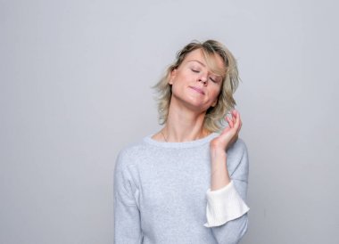 Studio üzgün sarışın kadın.