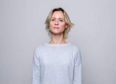 Studio üzgün sarışın kadın.