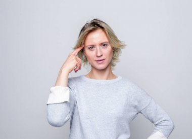 Studio üzgün sarışın kadın.