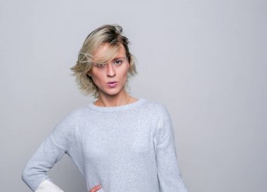 Studio üzgün sarışın kadın.