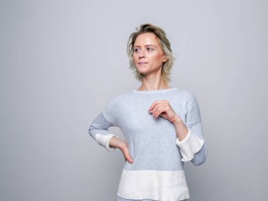 Studio üzgün sarışın kadın.