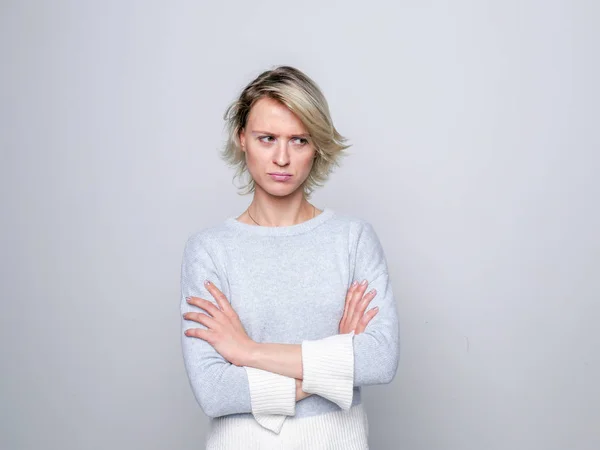 Mujer rubia triste en el estudio . — Foto de Stock