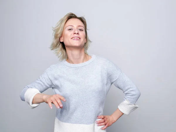 Mujer feliz en el estudio . — Foto de Stock