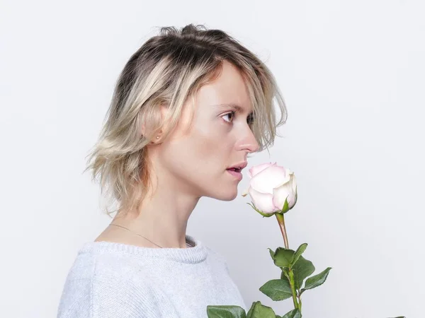 Mujer con rosa rosa — Foto de Stock