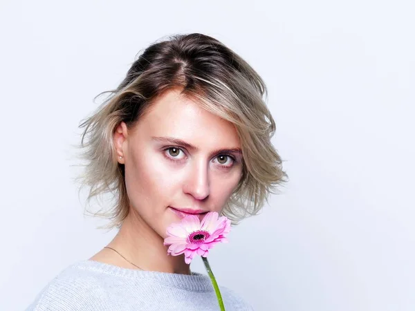 Frau mit rosa Blume — Stockfoto