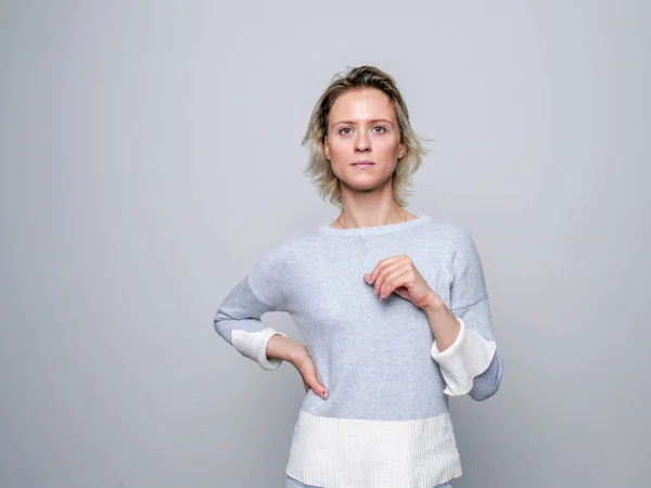 Mujer rubia triste en el estudio . — Foto de Stock