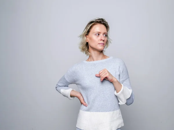 Mujer rubia triste en el estudio . — Foto de Stock