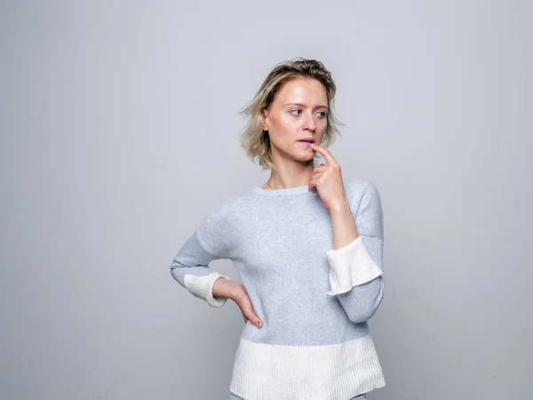 Mujer rubia triste en el estudio . — Foto de Stock