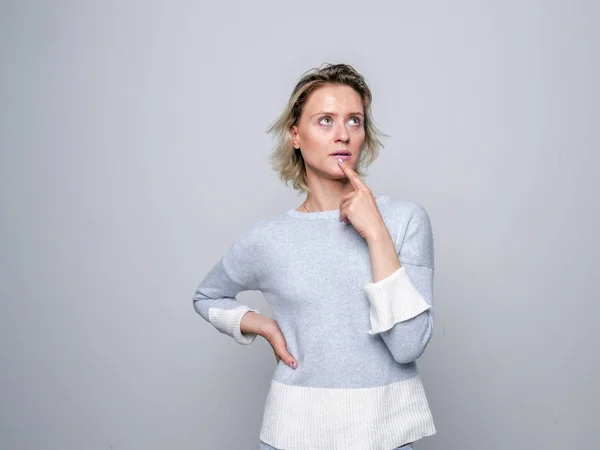 Triste bionda Donna in studio . — Foto Stock