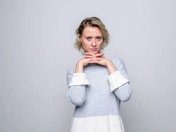 Mujer rubia triste en el estudio . — Foto de Stock