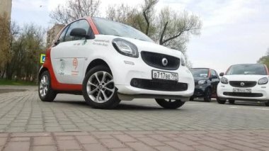 Sokakta carsharing araba grubu