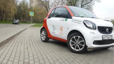 Sokakta carsharing araba grubu