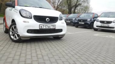 Sokakta carsharing araba grubu