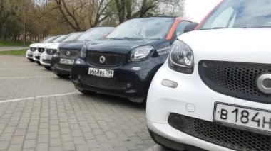 Sokakta carsharing araba grubu