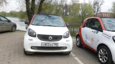 Sokakta carsharing araba grubu
