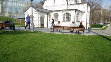 vatandaşların ve turistlerin Moskova'da bir Zaryadye parkta, arka planda Kremlin olduğunu