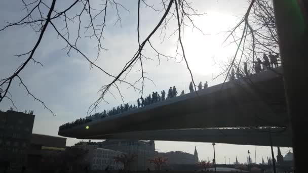 Cittadini e turisti in un parco Zaryadye a Mosca, Cremlino è sullo sfondo — Video Stock