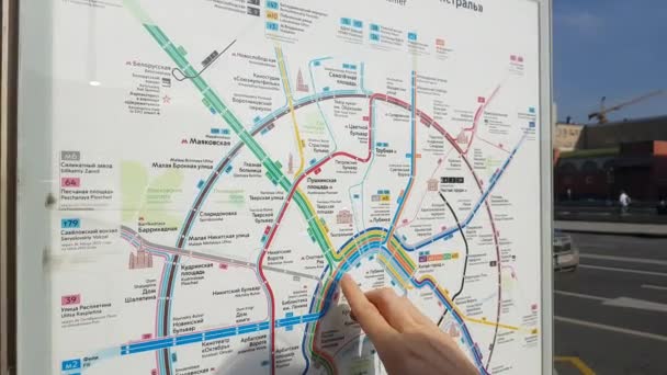 Menschen erkunden einen Informationsstand mit Stadtplan — Stockvideo