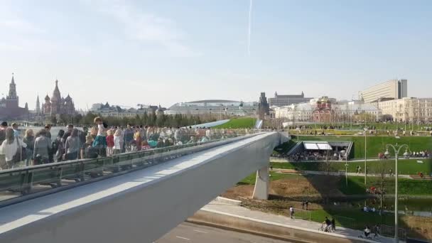Vatandaşların ve turistlerin Moskova'da bir Zaryadye parkta, arka planda Kremlin olduğunu — Stok video