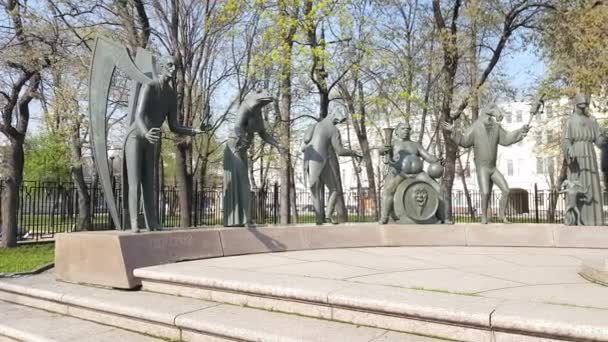 クレムリンはバック グラウンドで、市民や観光客モスクワの Zaryadye 公園で、します。 — ストック動画