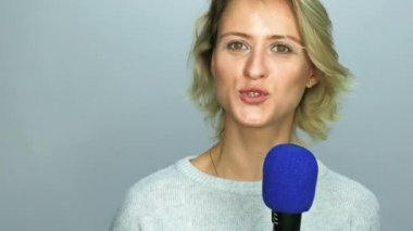 Kız mikrofon metni okur