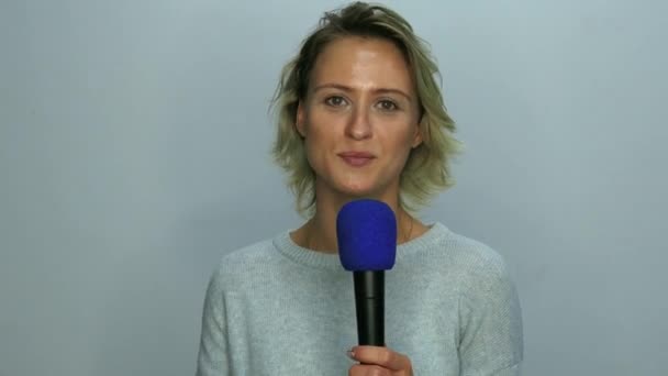 Дівчина читає текст у мікрофоні — стокове відео