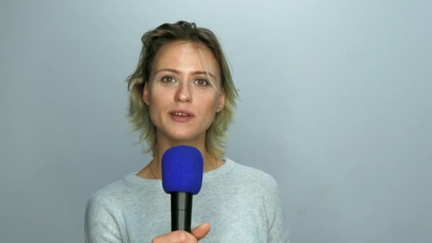 Mädchen liest Text in Mikrofon — Stockvideo