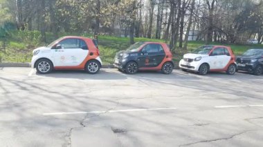 Sokakta carsharing araba grubu