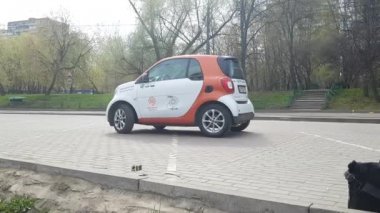Sokakta carsharing araba grubu