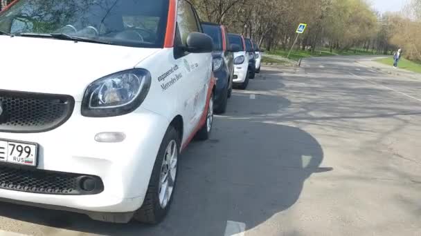 Grupa carsharing samochodu na ulicy — Wideo stockowe