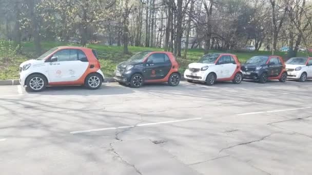 Groep van carsharing auto op straat — Stockvideo