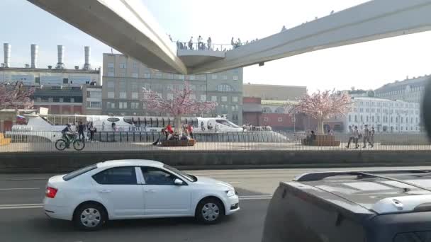 Cidadãos e turistas em um parque Zaryadye em Moscou, Kremlin está no fundo — Vídeo de Stock