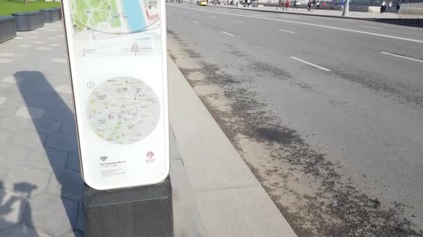 Mappa dei turisti alla fermata dell'autobus in un parco Zaryadye, Mosca vicino al Cremlino . — Video Stock