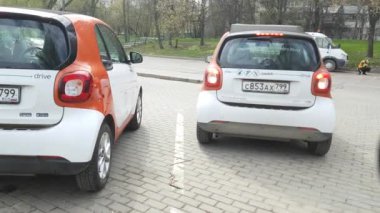 Sokakta carsharing araba grubu