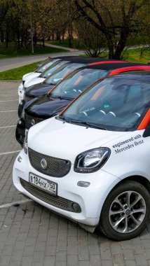 Sokakta carsharing araba grubu
