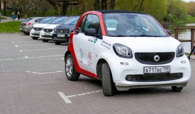 Sokakta carsharing araba grubu