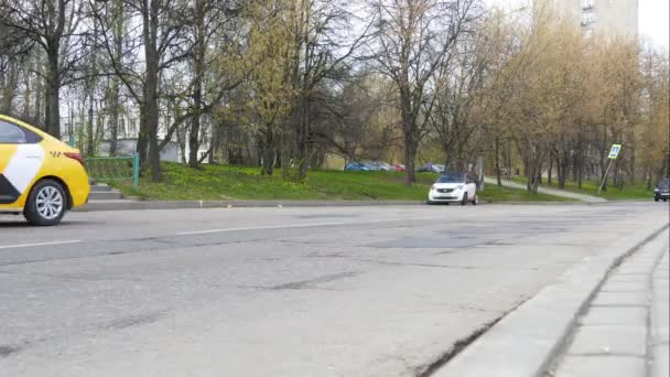 Groep van carsharing auto op straat — Stockvideo