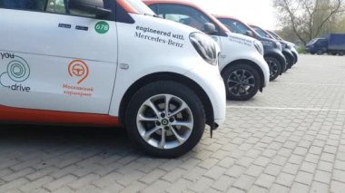 Sokakta carsharing araba grubu