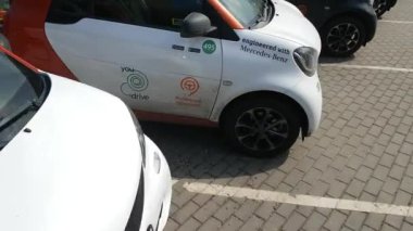 Sokakta carsharing araba grubu