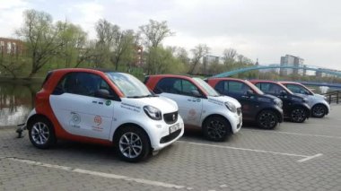 Sokakta carsharing araba grubu