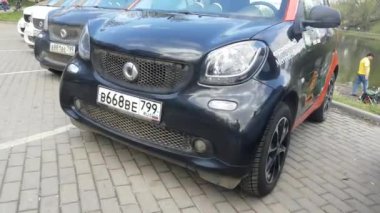 Sokakta carsharing araba grubu