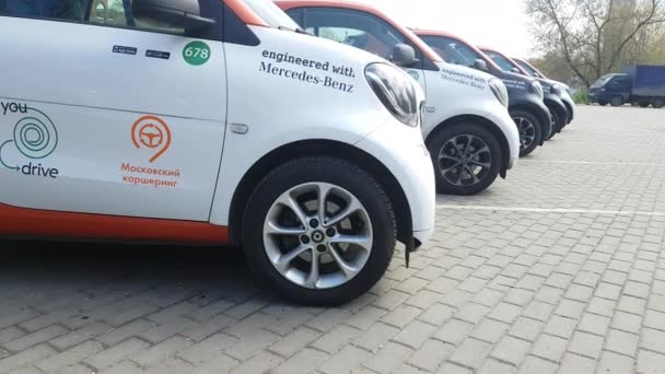 Grupa carsharing samochodu na ulicy — Wideo stockowe