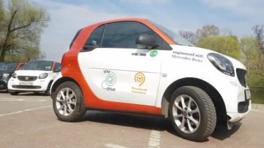 Sokakta carsharing araba grubu
